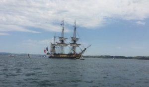 L'Hermione salue Douarnenez