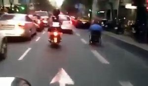 Incroyable course poursuite d'un homme sur son fauteuil roulant !