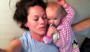 Ce Bebe Lance Un Drole De Regard Qui Fait Vraiment Rire Sur Orange Videos