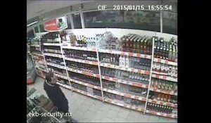 Ce voleur professionnel entre dans un supermarché en Russie, attendez de voir la fin !