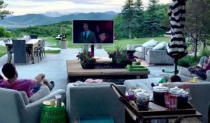 Katherine Heigl regarde un film en extérieur dans son ranch