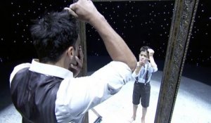 Ce duo de danseurs fait une chorégraphie millimétrée devant un miroir