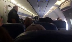 Une femme insulte tout le monde dans un avion et se fait sortir par la police