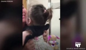Cette fillette de 2 ans voit sa maman pour la première fois !