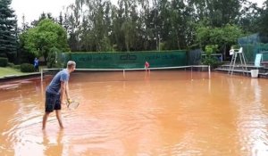 Pas facile de jouer au tennis sur un terrain inondé