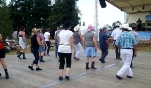 Festival de country en Dordogne, les danseurs sur la piste