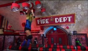 Camille Cerf trempée dans l'épreuve de la caserne des pompiers dans Fort Boyard