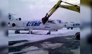 Un employé se fait virer et décide de détruire un avion avec une pelleteuse !