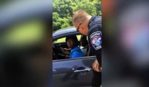 Ce policier arrete les automobiliste pour une raison complètement dingue...