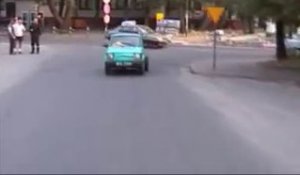 Une vielle voiture est montée à l'envers pour une conduite de fou