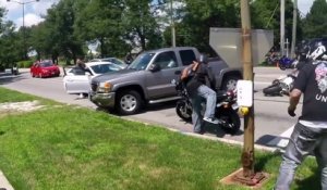 Un chauffard essaie d'écraser des motards qui bloquent la route - Road rage impressionnant