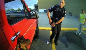 Deux agents de police retrouvent un chien pendu par-dessus la vitre d’une camionnette. Leur geste… Héroïque !