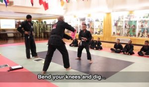 Ce professeur d’arts martiaux motive un garçon à surmonter une épreuve difficile. La vidéo devient virale !