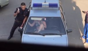 Cette femme russe explose le pare brise d'une voiture de flic avec ses pieds !