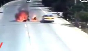Un motard percute un taxi et prend feu