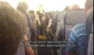 Les passagers de cet avion sont mort de rire à l'annonce des consignes !