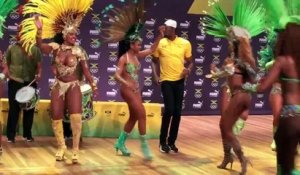 Usain Bolt danse la samba en conférence de presse