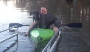 Il insiste pour emmener son énorme chien faire du canoë kayak