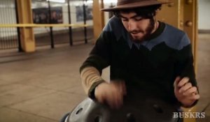 Grâce à son instrument, il récolte 200 euros par jour dans le métro