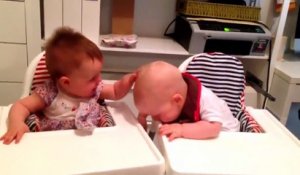 L'instant mignon : d'adorables petits jumaux se lancent dans un fou rire qui va égayer votre journée