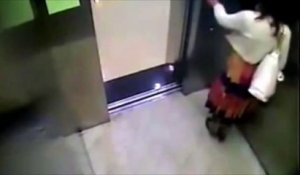Une femme fait caca dans un ascenseur