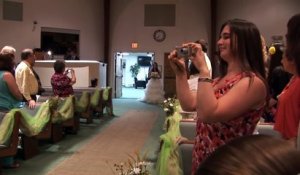 L'entrée de cette mariée dans l'église émeut toute la salle. Le marié fond en larmes...