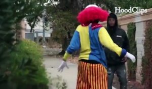 Un homme sort une arme quand un clown vient lui faire peur