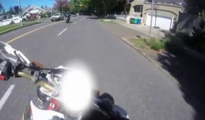 Un motard percute un cycliste à pleine vitesse