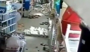 Caméra d'un supermarché pendant le tremblement de terre en Italie - 2016