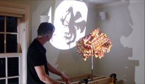 Une construction LEGO qui forme 3 ombres chinoises différentes selon l'angle d'éclairage -