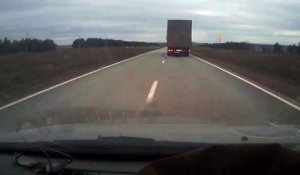 2 débiles russes essaient de doubler un camion