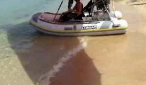 Un homme teste un bateau pneumatique volant