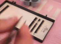 Beauté mode : Poser une extension de sourcils pour rajeunir le regard