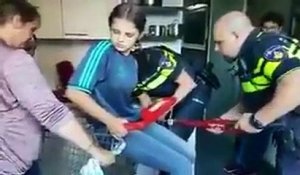 Une femme coincée dans un chariot de supermarché obligée d appeler les pompiers