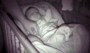 Ils braquent leur caméra sur leur bébé en plein sommeil et voient quelque chose qui les fait tordre de rire !