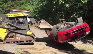 Un père détruit la voiture de son fils