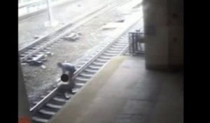 Un policier sauve la vie d'un homme voulant passer sous le train