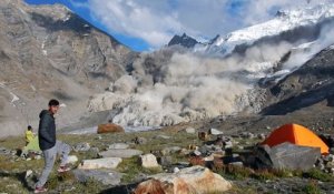 Avalanche impressionnante dans le nord de l'Inde filmée d'un camp de base - avalanche