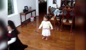 Cette fillette a une curieuse façon de faire du Hula Hoop