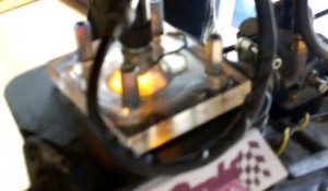 les arcs électriques de la bougie sur une moto - video drole