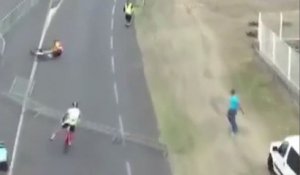 Un spectateur fait exprès de renverser une barrière sur la route et fait chuter des cyclistes (vidéo)