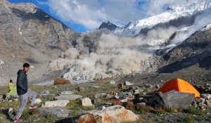 Il filme une incroyable avalanche dans l'Himalaya en plein été