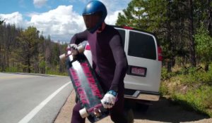 Il pulvérise le record du monde de vitesse sur un skateboard