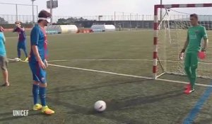 Les joueurs du FC Barça affrontent l'équipe handisport de Cecifoot (déficients visuels)