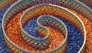 La chute d'une triple spirale de 15 000 dominos