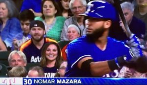 2 fans de Baseball se font remarquer par la caméra derrière le batteur