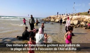 Des Palestiniens goûtent aux plaisirs de la plage en Israël