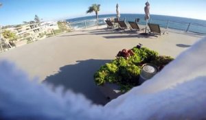 video drole - il saute depuis la terrasse d'un immeuble dans une piscine