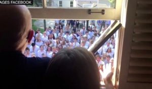 Un lycée entier chante sous la fenêtre de leur professeur malade à Nashville
