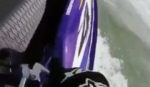 Un homme en jetski manque de se faire broyer par un cargo